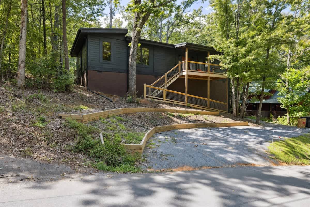 Exterior Retreat: Experience nature's embrace in this stylish mountain getaway!