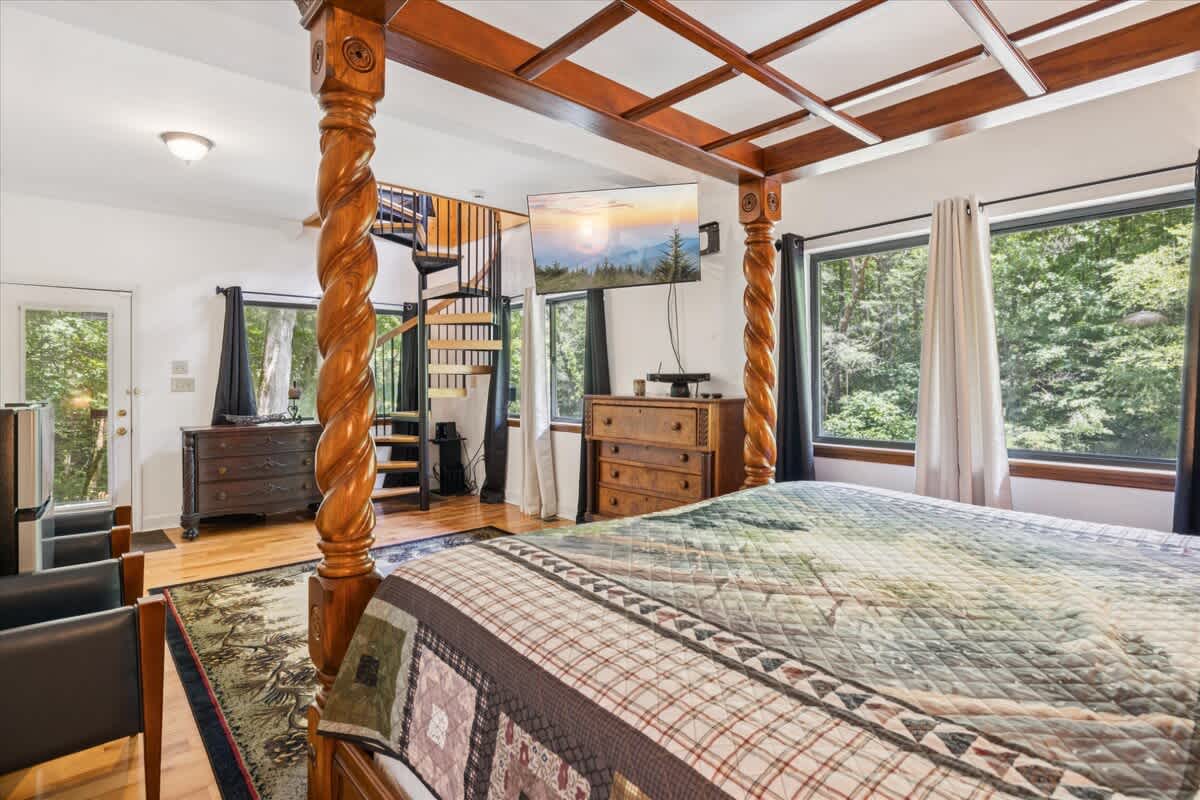 Bedroom Delight: Elevated views and charming decor await your getaway in the heart of nature!