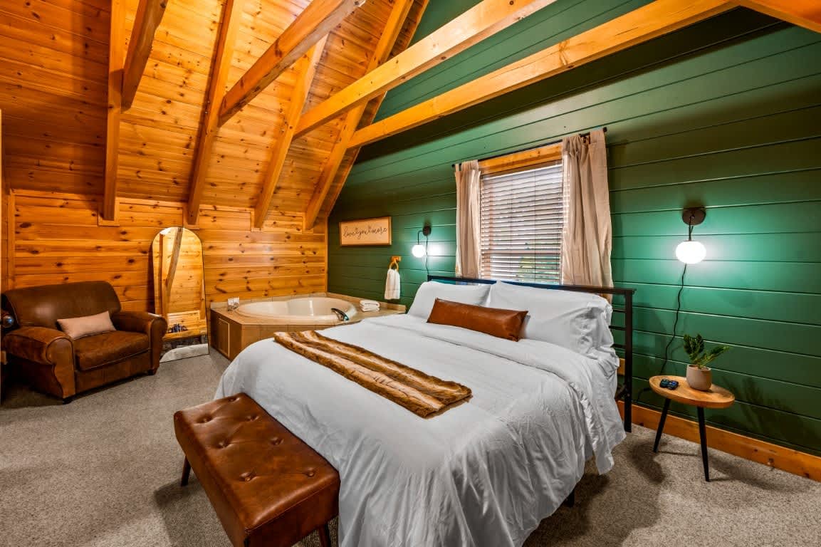 Romantic Retreat: Embrace relaxation in this charming room with a luxurious jacuzzi and plush seating!
