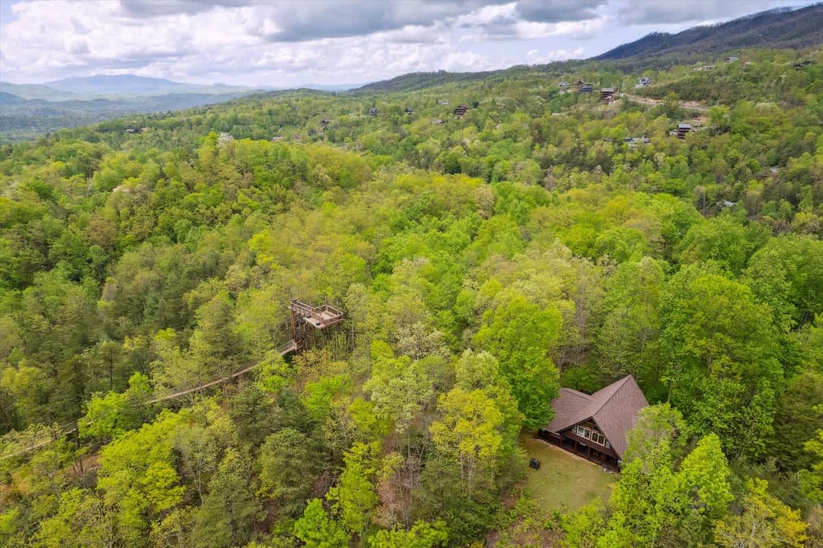 Secluded Retreat: Nestled in lush greenery, unwind with breathtaking mountain views!
