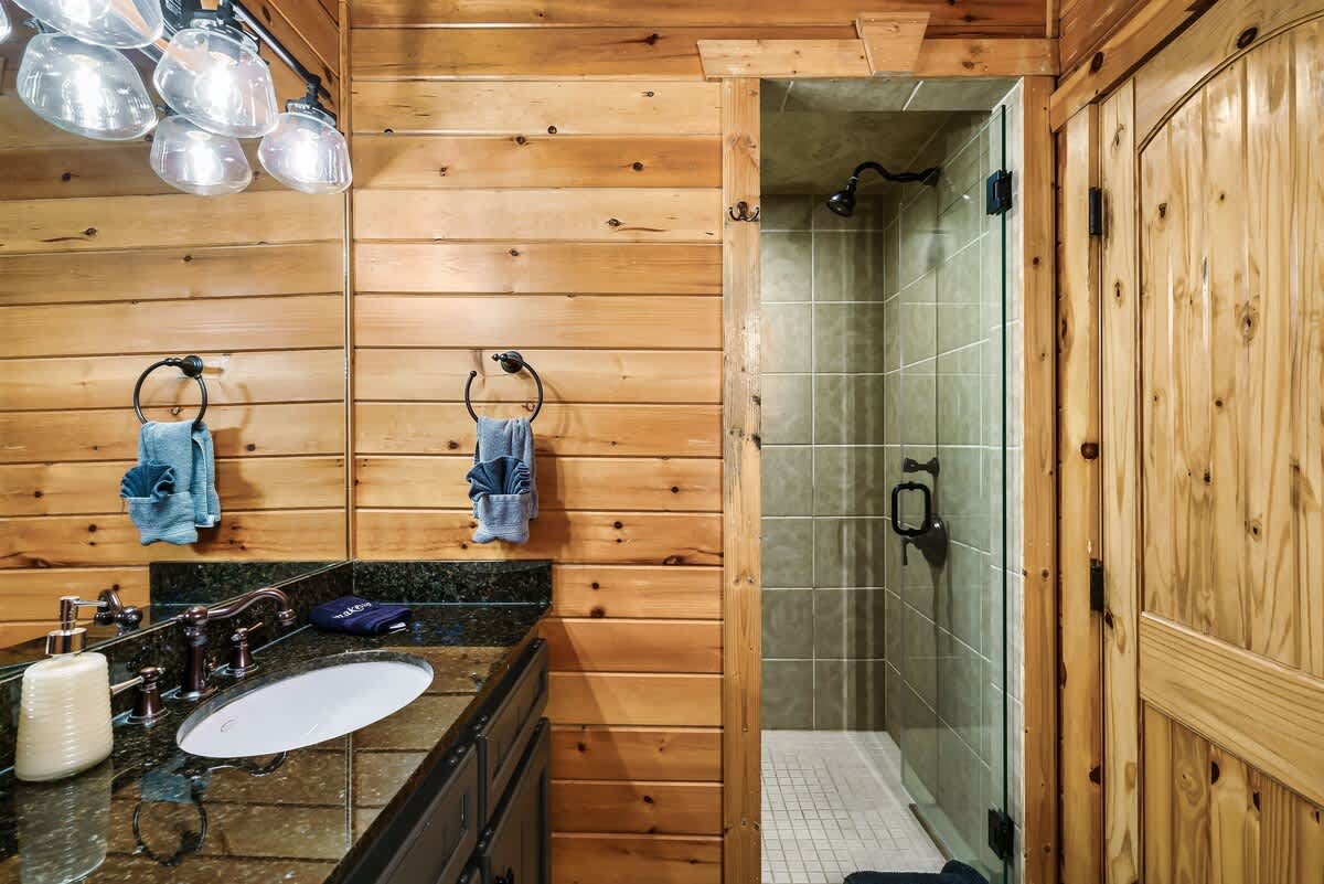 En-suite Bathroom: Elegant features and modern design for your ultimate relaxation experience!