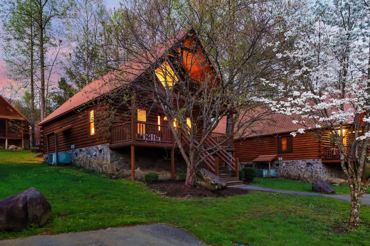 Charming Cabin Getaway: Nestled among trees, enjoy stunning views and warm evening lights!
