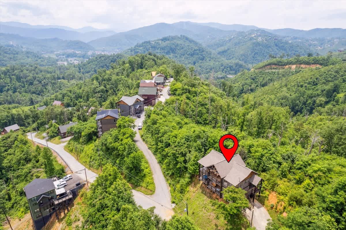 Charming Cabin: Nestled in nature, enjoy stunning mountain views from your personal retreat!