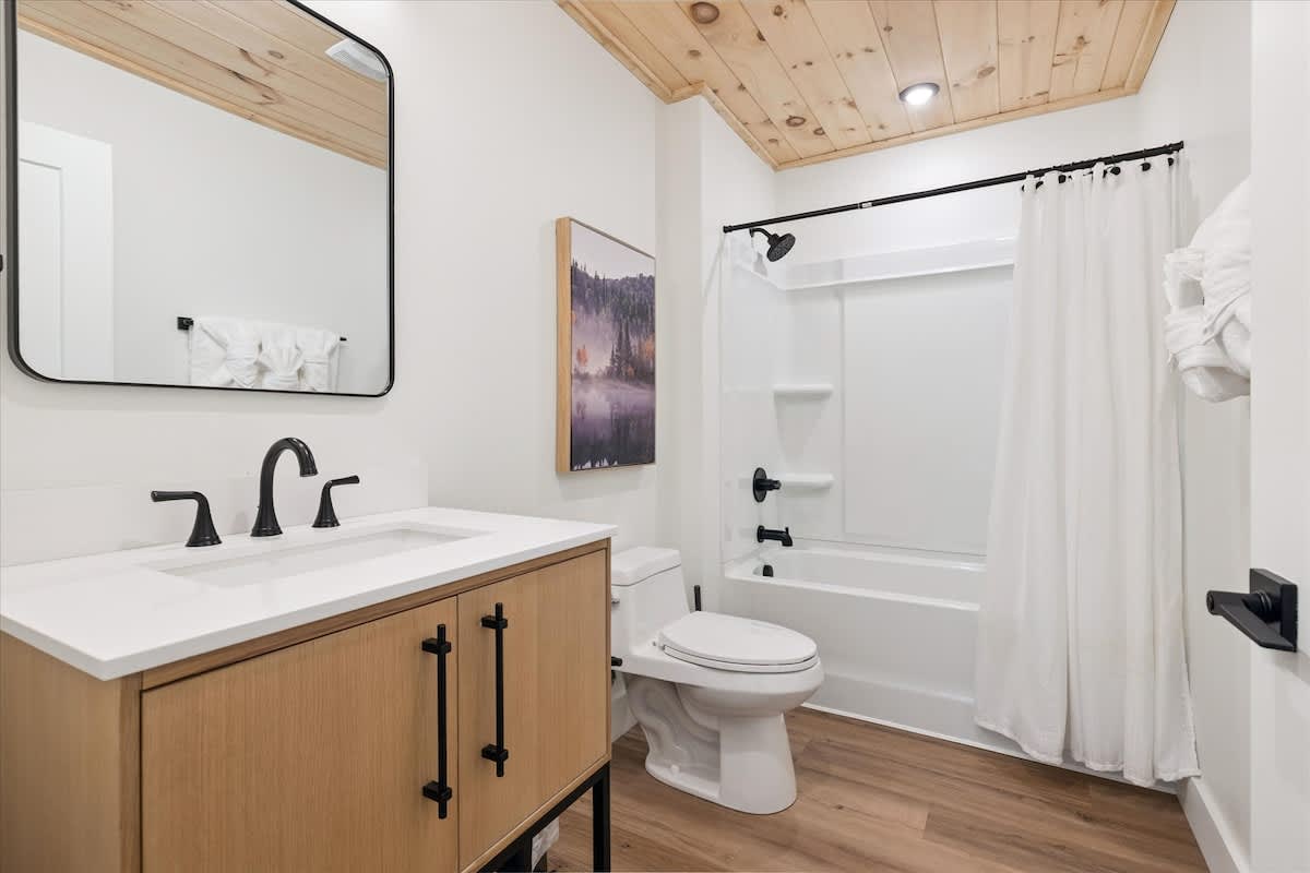 Modern Bathroom: Elegant finishes and stylish decor create a refreshing escape for your stay!