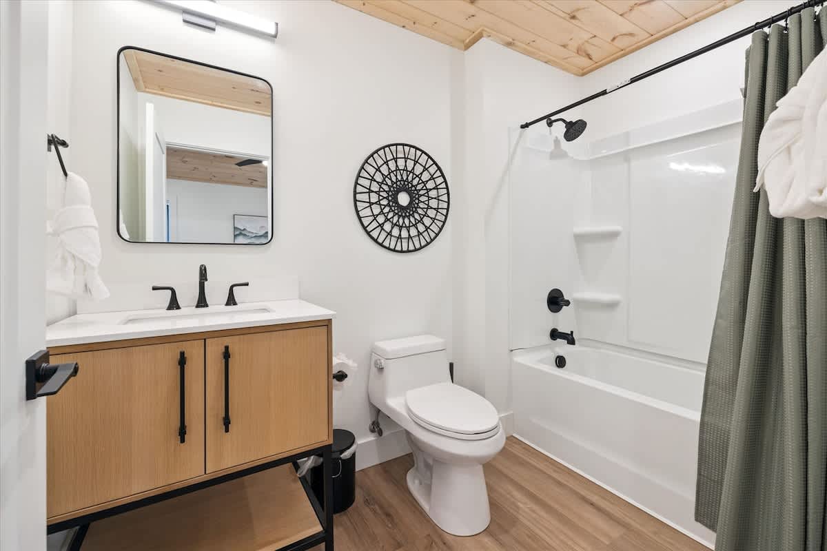 Bathroom Bliss: Sleek design meets modern amenities for a refreshing retreat!