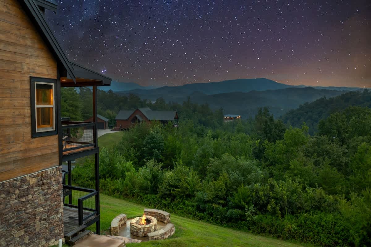 Outdoor Oasis: Unwind by the fire pit under a starlit sky with breathtaking mountain views!