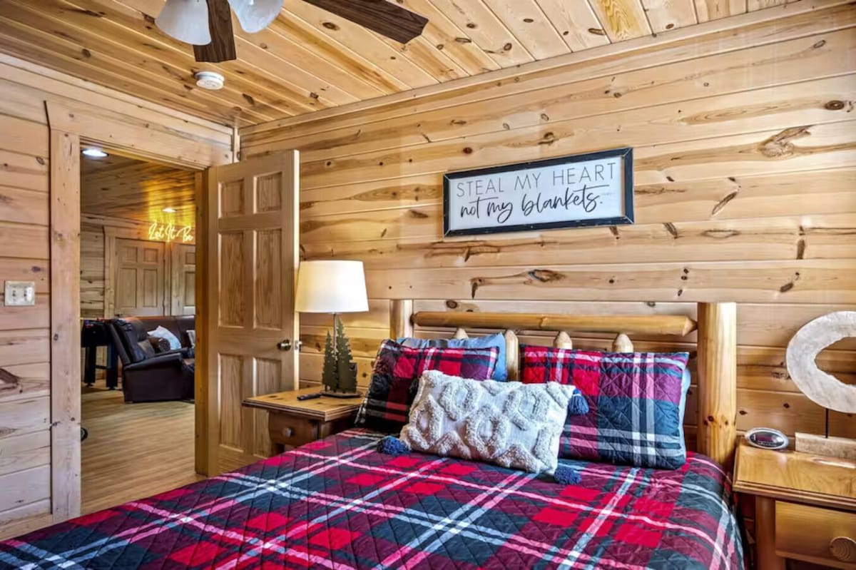 Second queen bedroom featuring its own en-suite bathroom.
