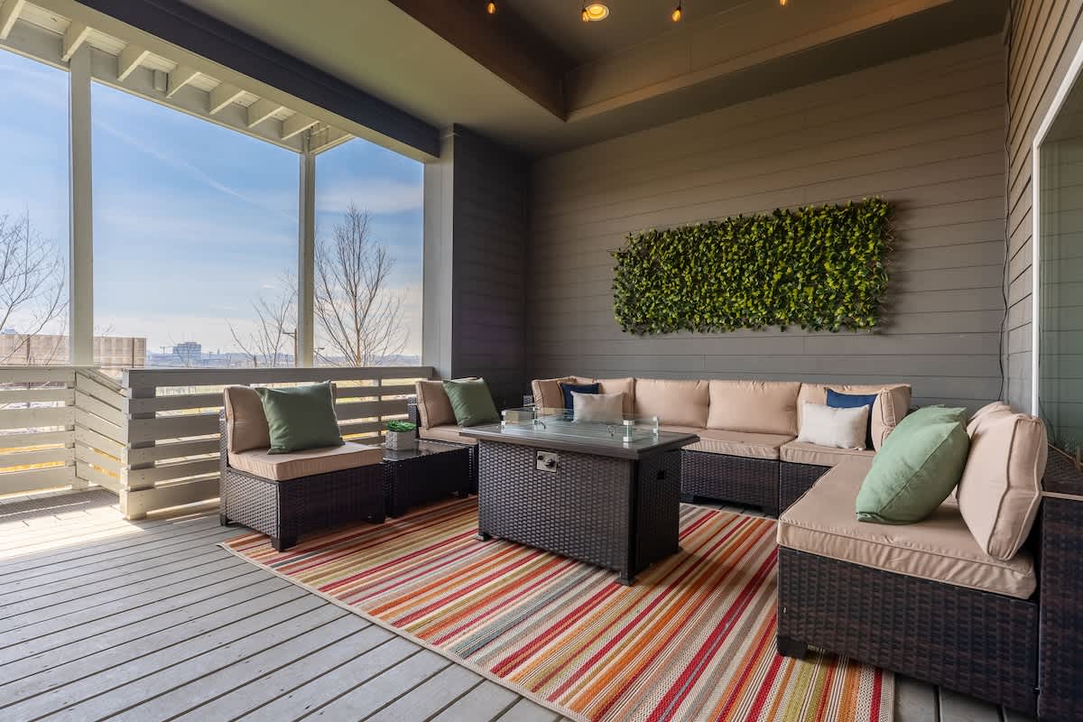 Bustling_Broadway_Large-034