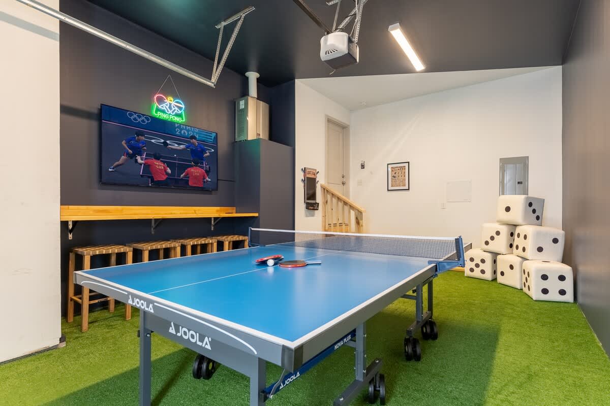 Bustling Broadway - Game Room (LG) - 4