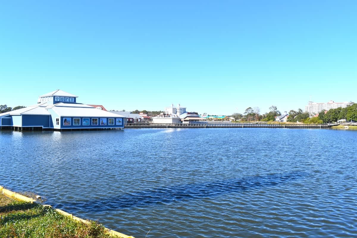 Waterfront dining with scenic views for a peaceful meal experience at Barefoot Landing.