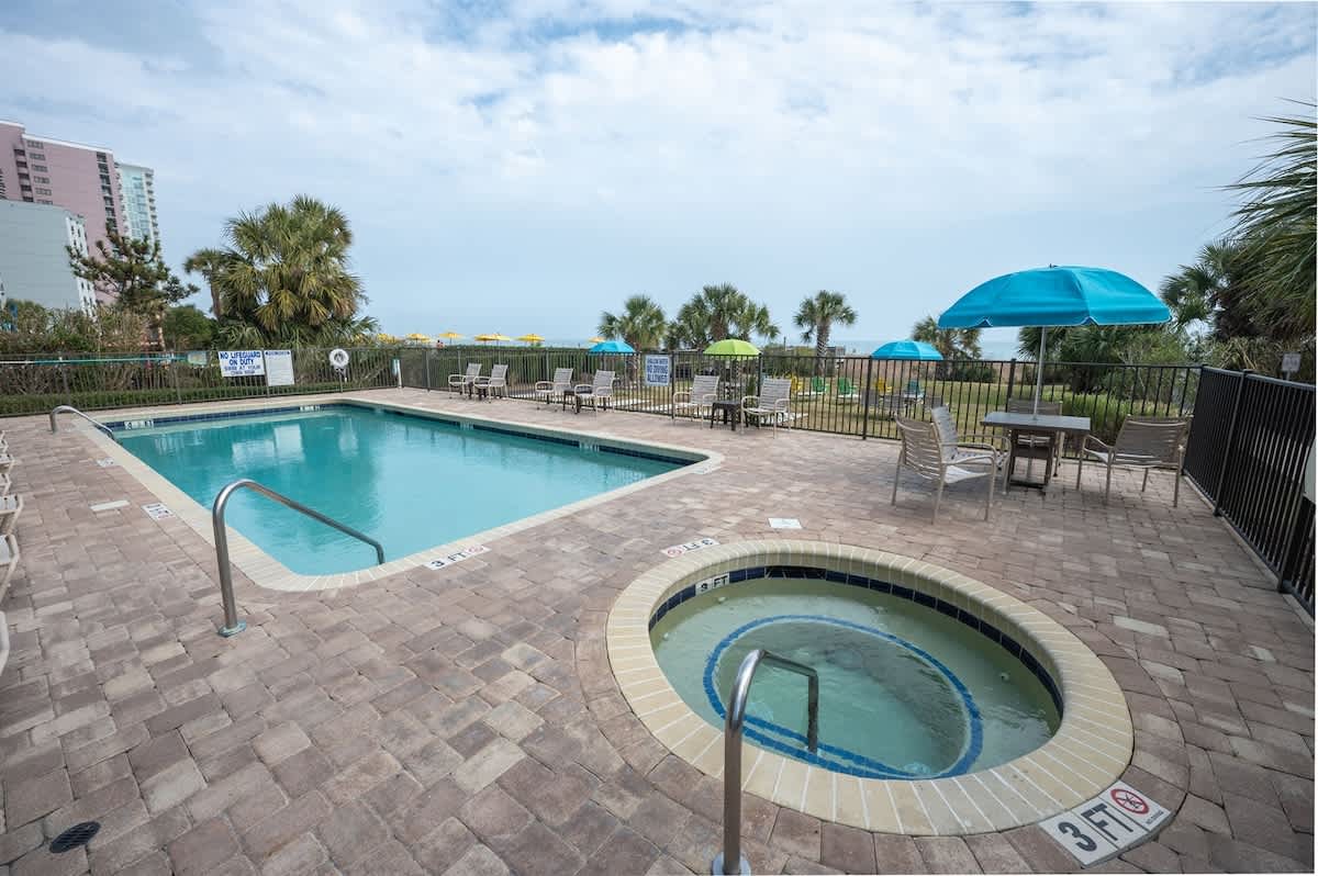 Outdoor Pool and Hottub