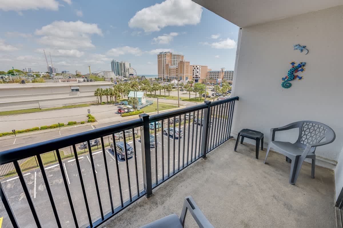 Balcony with Amazing Views of the Ocean