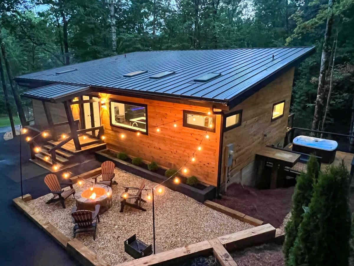Modern Mountain Getaway w/Hot Tub & Fire Pit — Sautee Nacoochee, GA — vacation rental