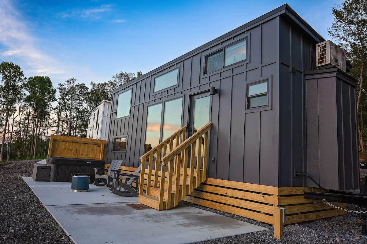 Tennessee Wall - Tiny Home with Mountain Views