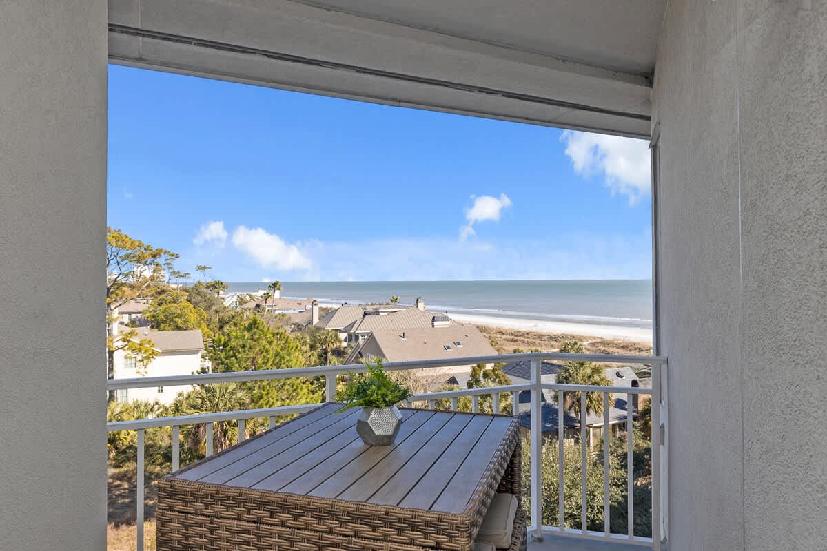 King Primary en Suite Private Balcony