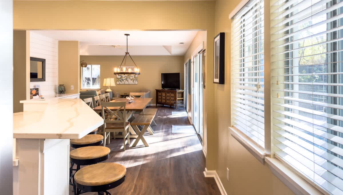 Breakfast Bar and Dining Area