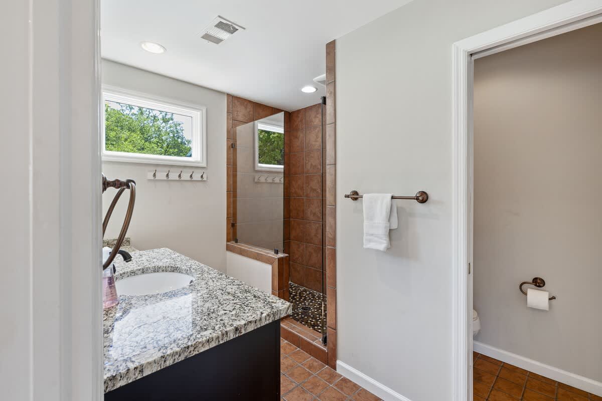 2nd Floor King Suite Bathroom