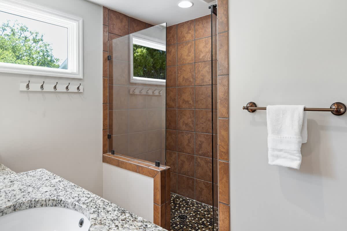 2nd Floor King Suite Bathroom
