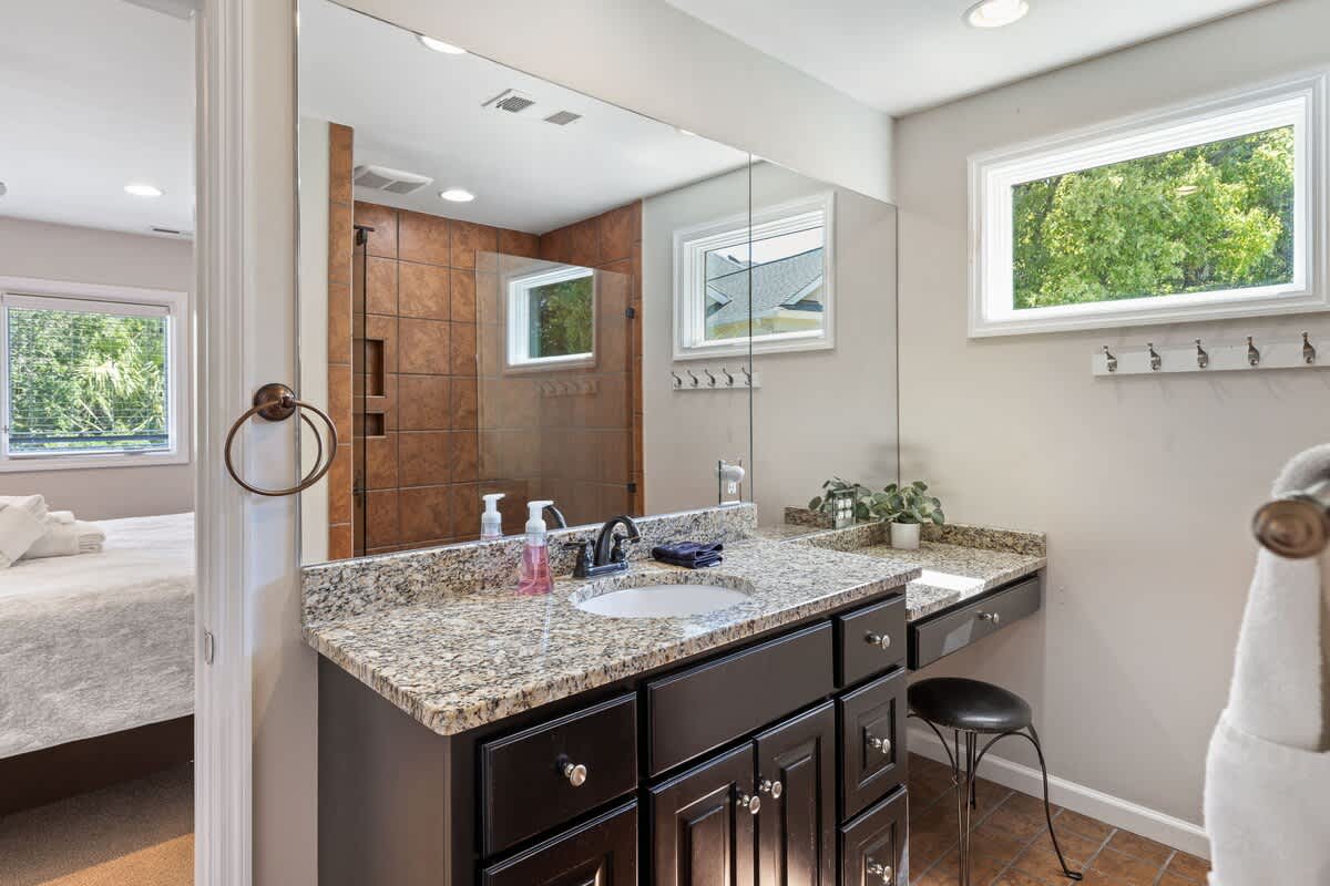 2nd Floor King Suite Bathroom