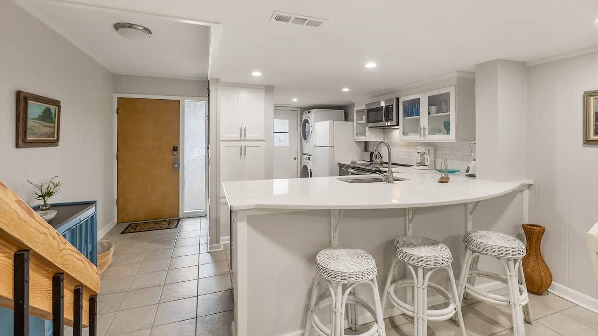 Kitchen/Entry