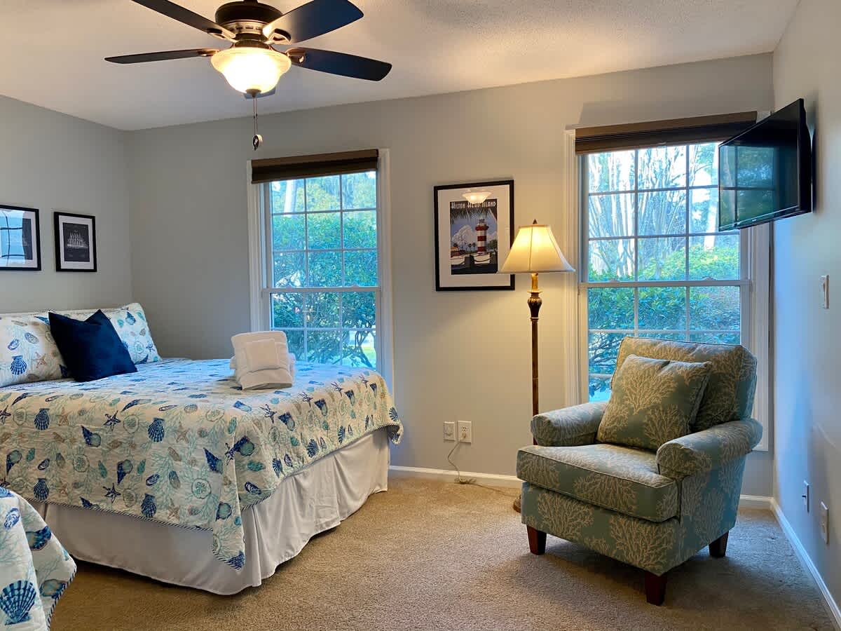 Guest Bedroom with 1 Twin and 1 Queen