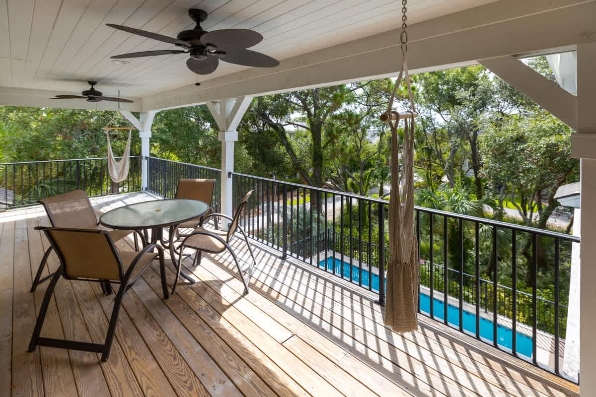 Outdoor Dining for 4 on Upper Level
