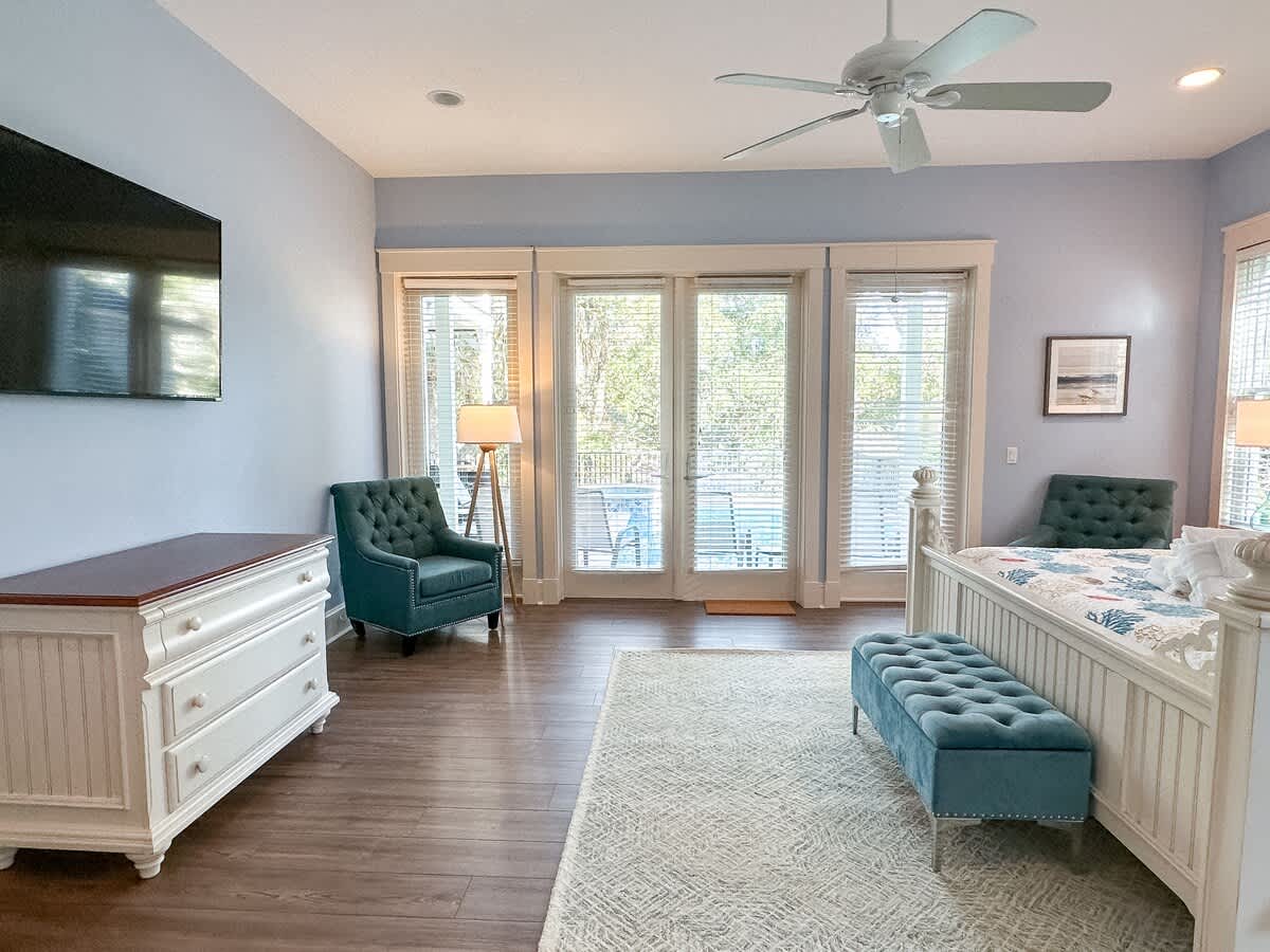 Downstairs King Suite with Pool Access