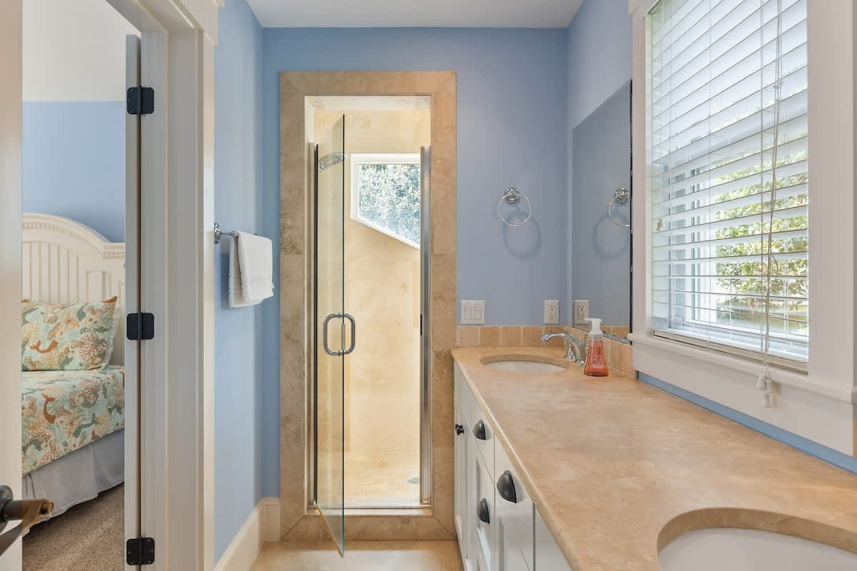 Double Queen Suite Bathroom
