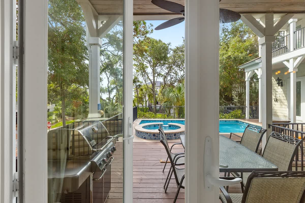 Outdoor Dining for 6 and Grill~ Spa