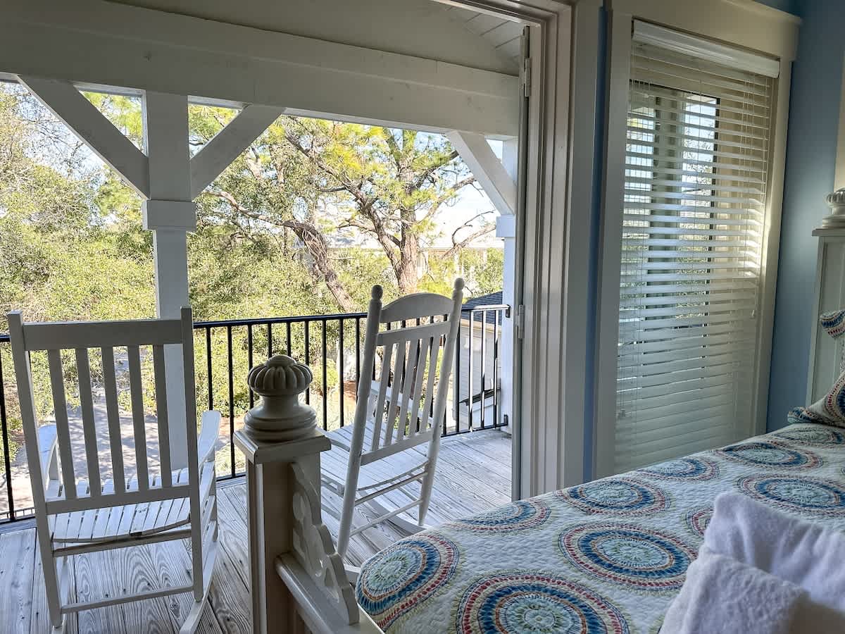 Upstairs Double Queen Suite with Balcony
