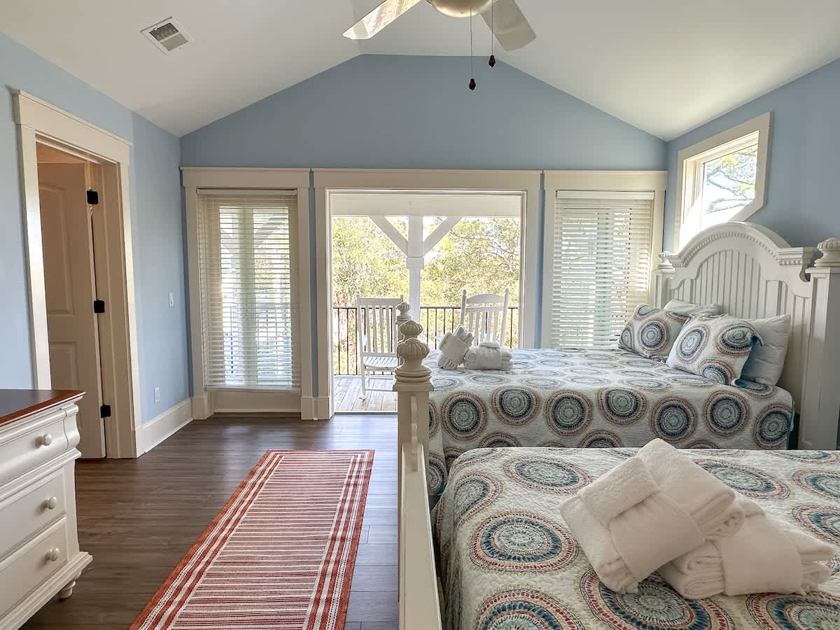 Upstairs Double Queen Suite with Balcony