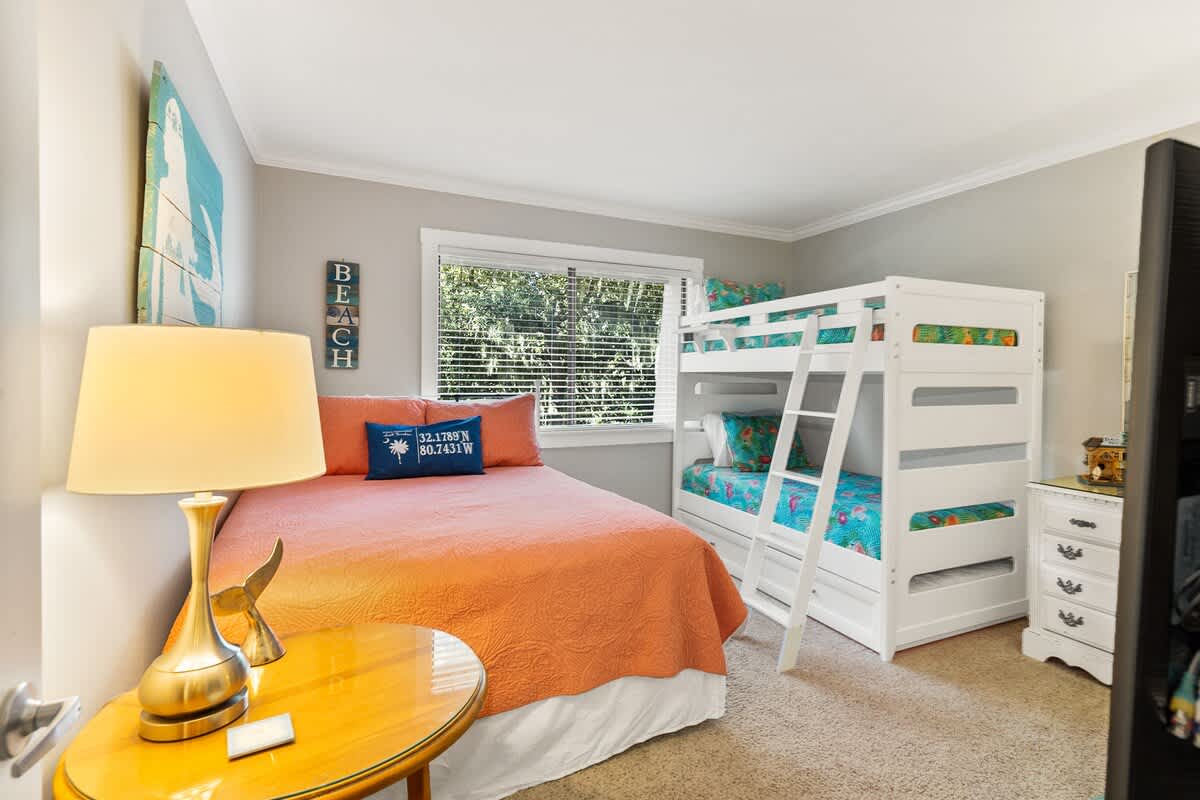 Queen/Twin Bedroom #1