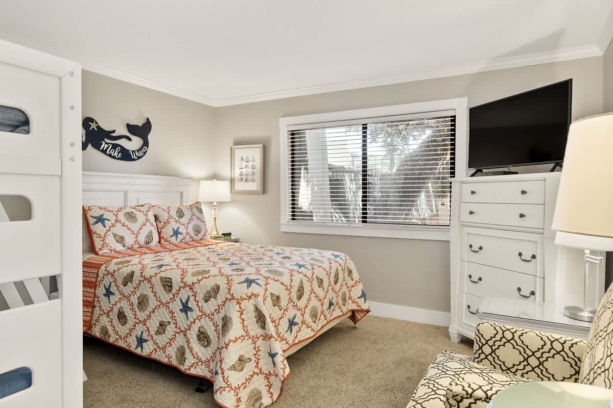 Queen/Twin Bedroom #2 with Private Bath