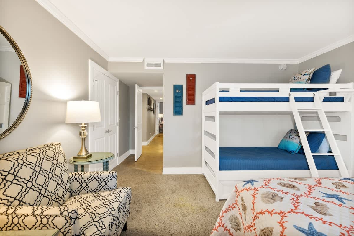 Queen/Twin Bedroom #2 with Private Bath