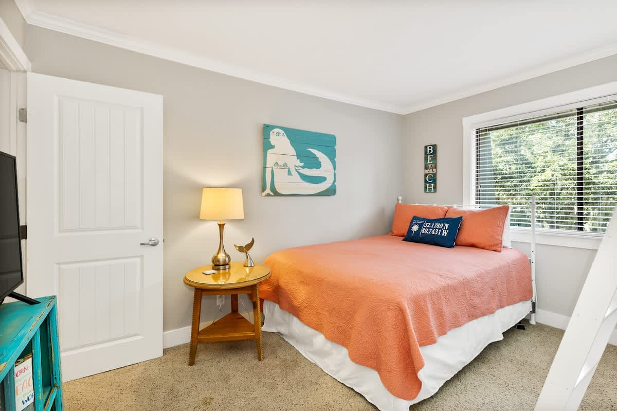 Queen/Twin Bedroom #1