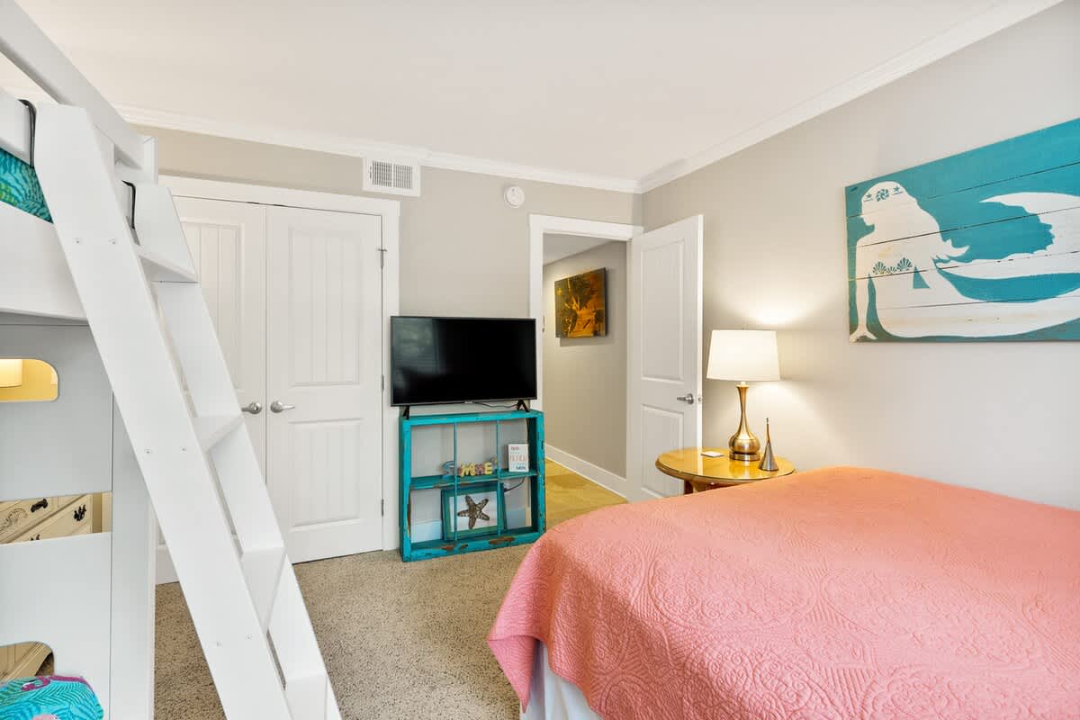 Queen/Twin Bedroom #1