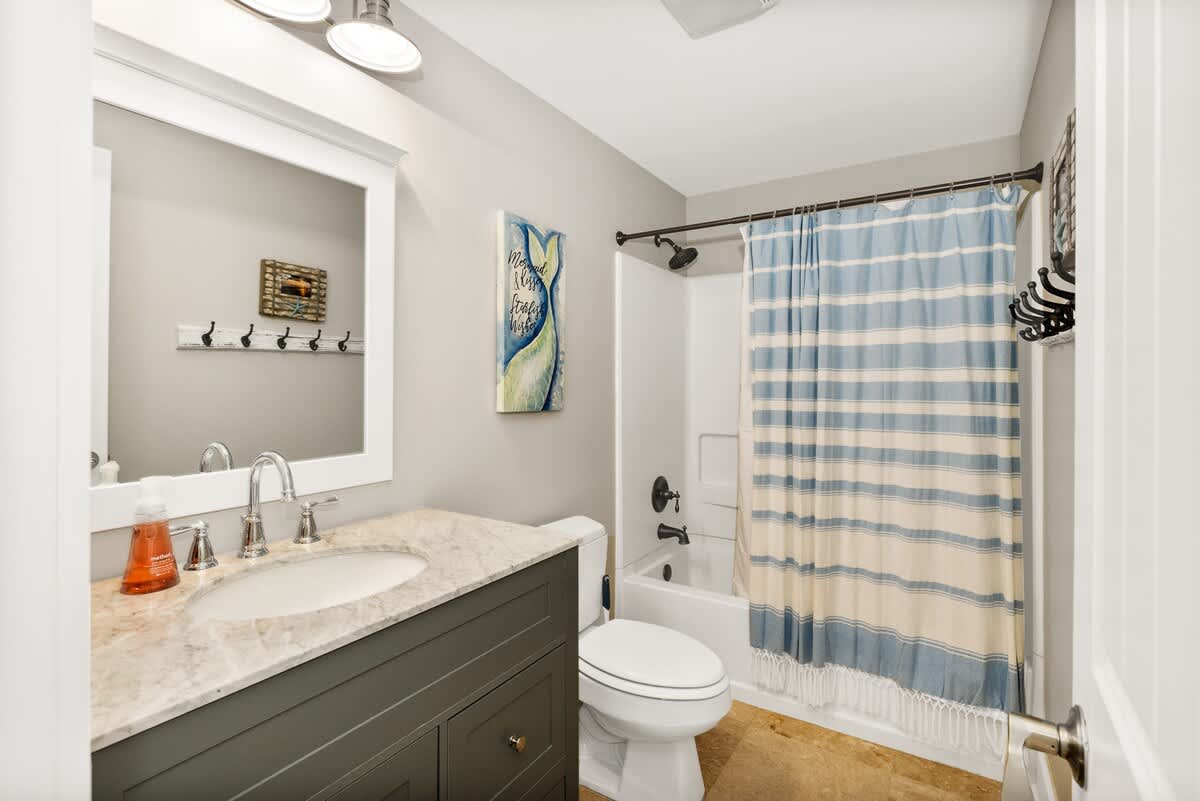 Queen/Twin #2 Private Bath