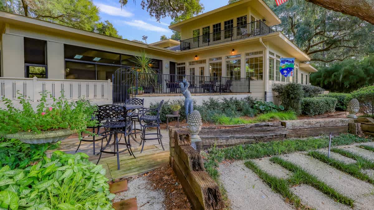 18 Turnberry Lane