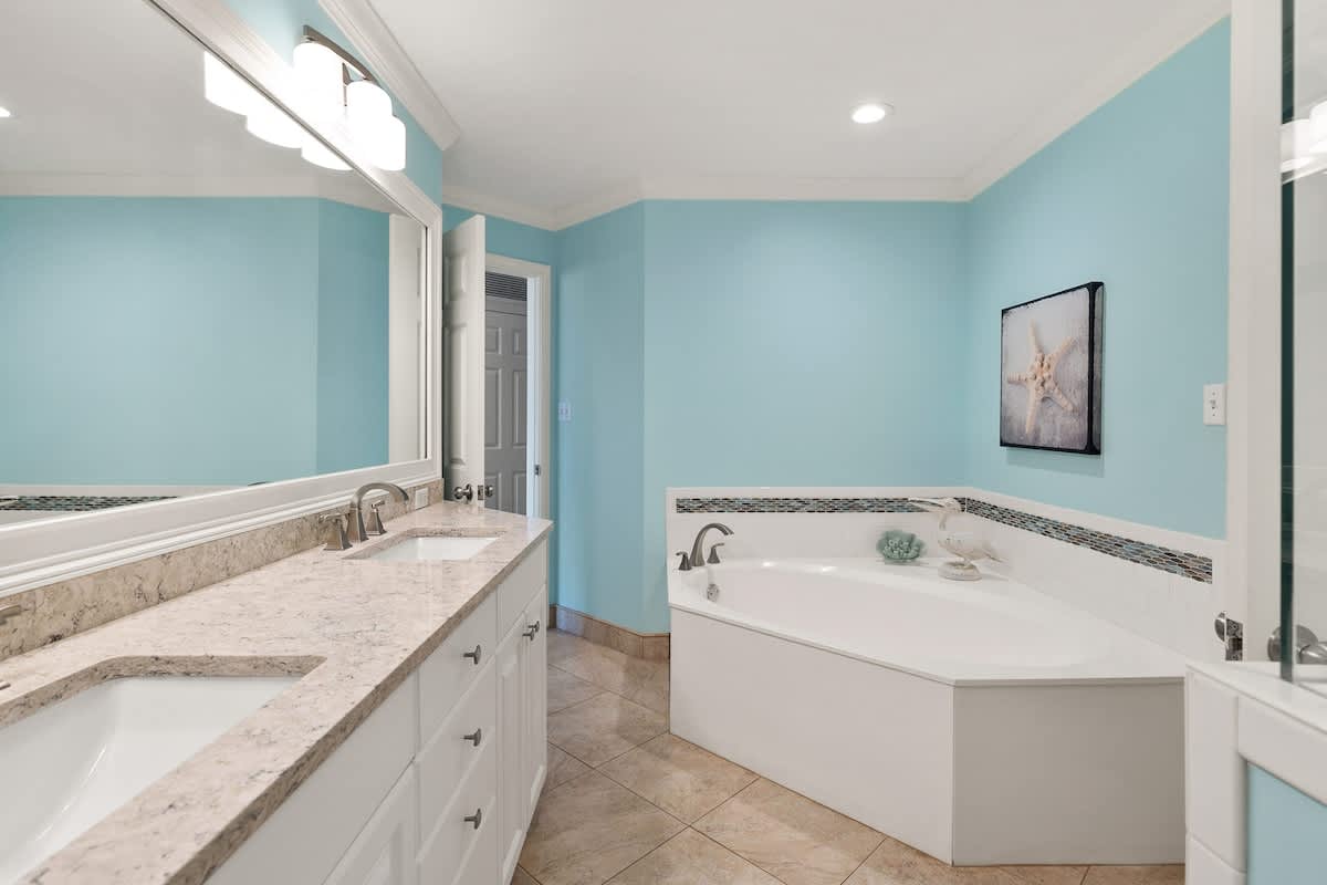 Hall Bath/Guest King Suite Bath