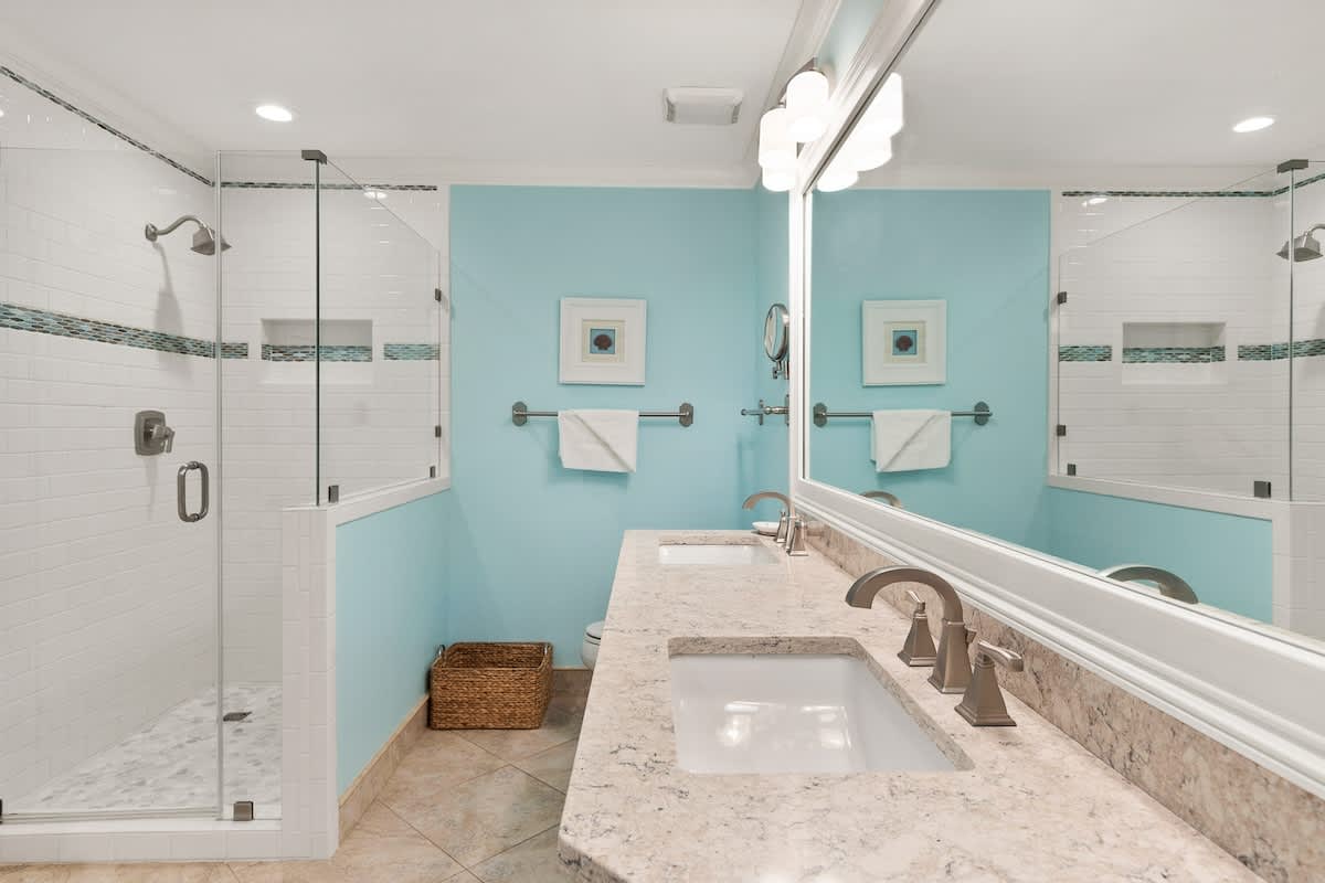 Hall Bath/Guest King Suite Bath