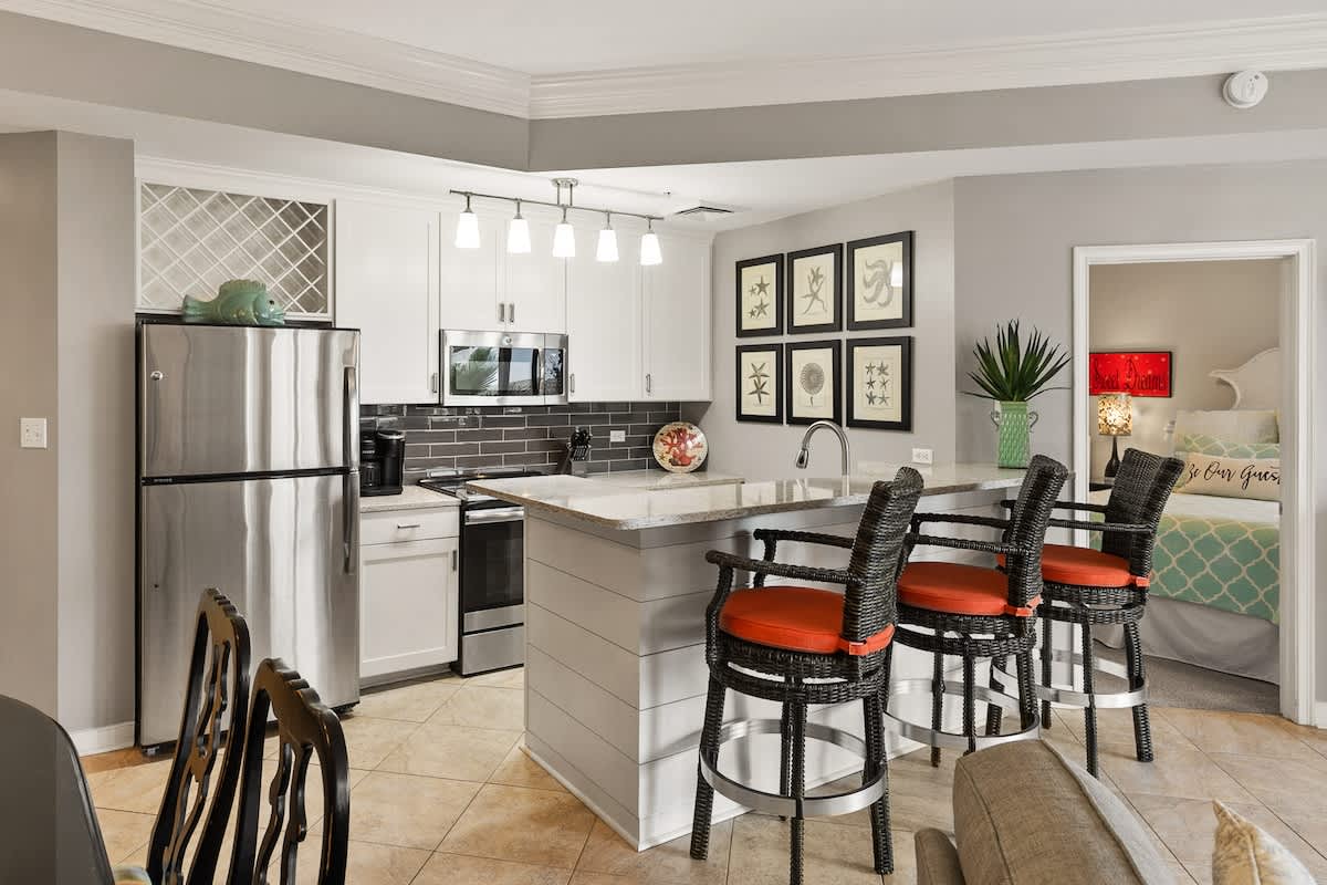Kitchen with Breakfast Bar Seats 3