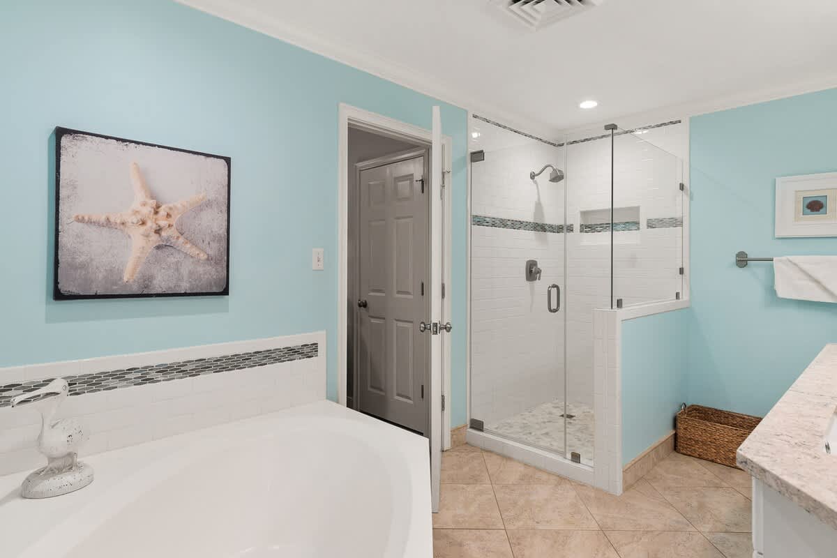 Hall Bath/Guest King Suite Bath