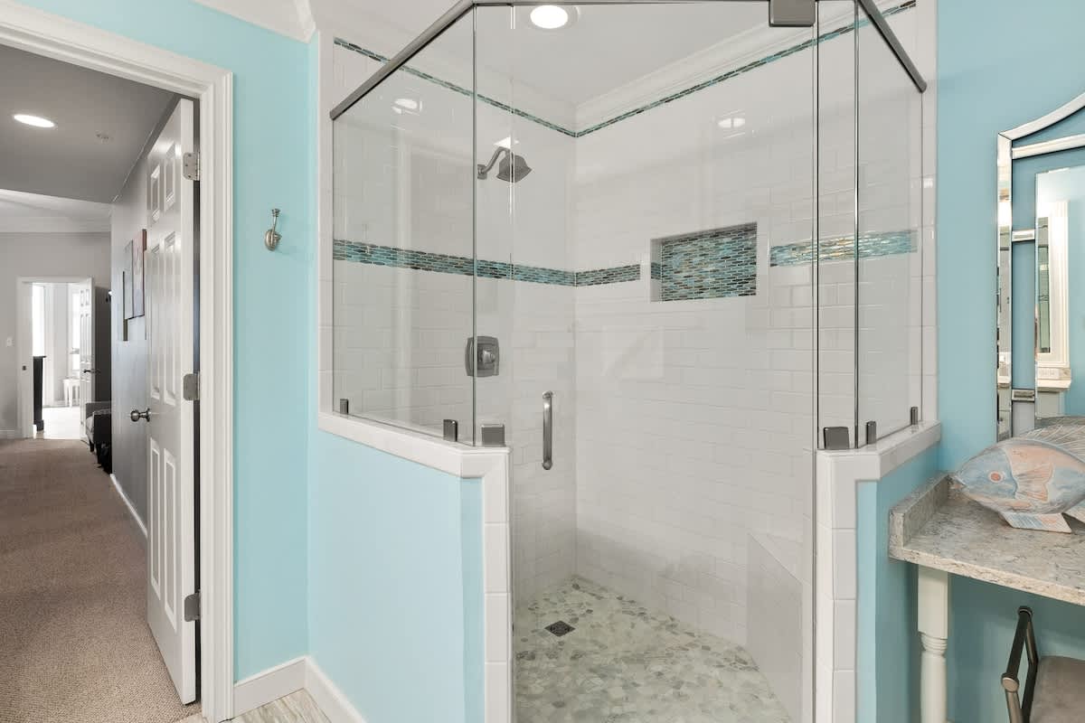 Guest Queen en Suite Bath
