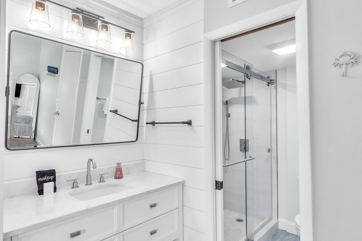 Primary En-Suite Bathroom