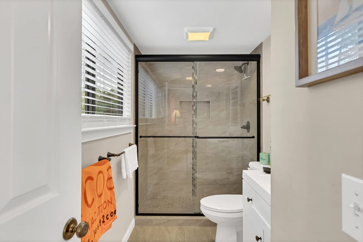 Primary En-Suite Bathroom