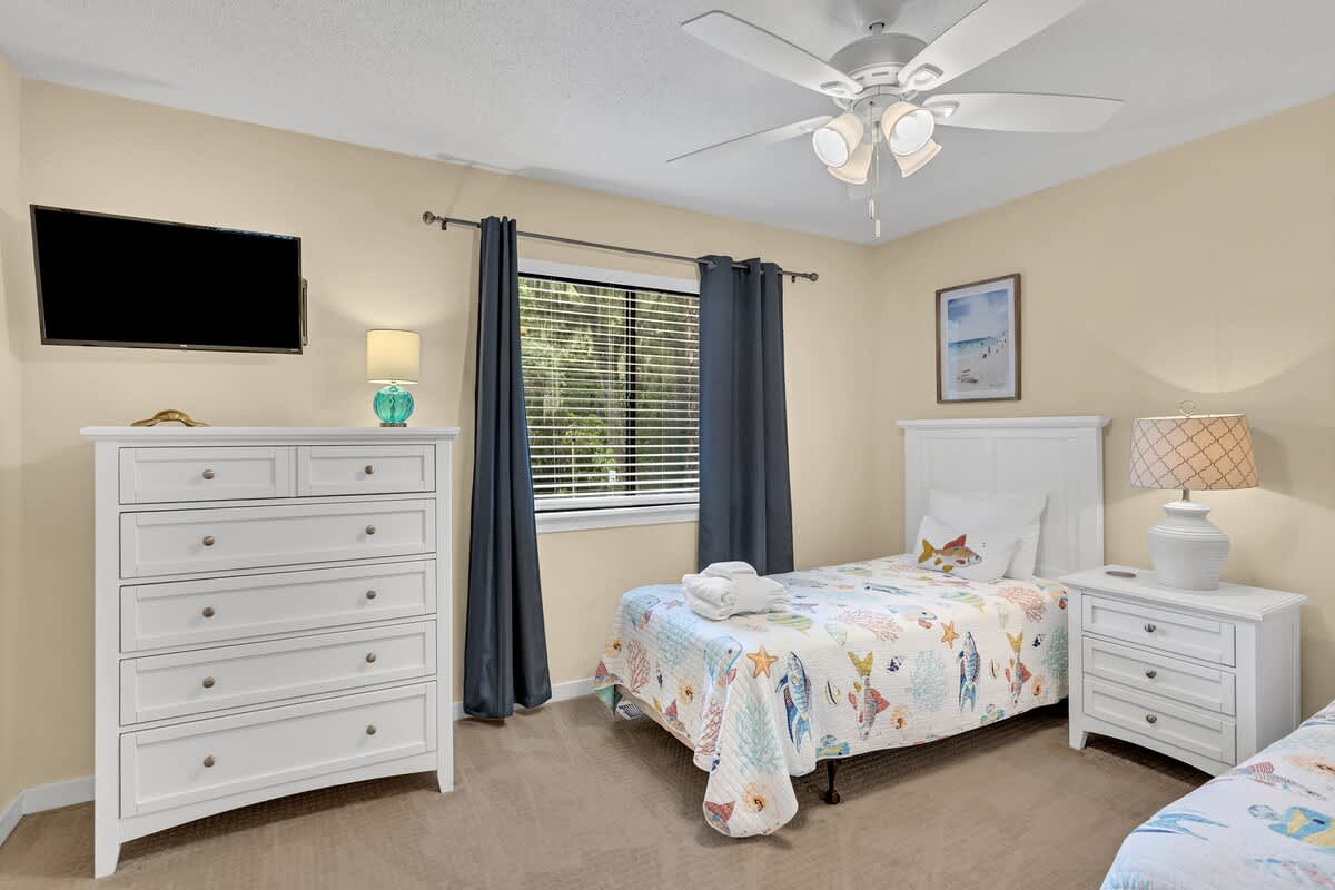 Guest Bedroom with Twin Beds