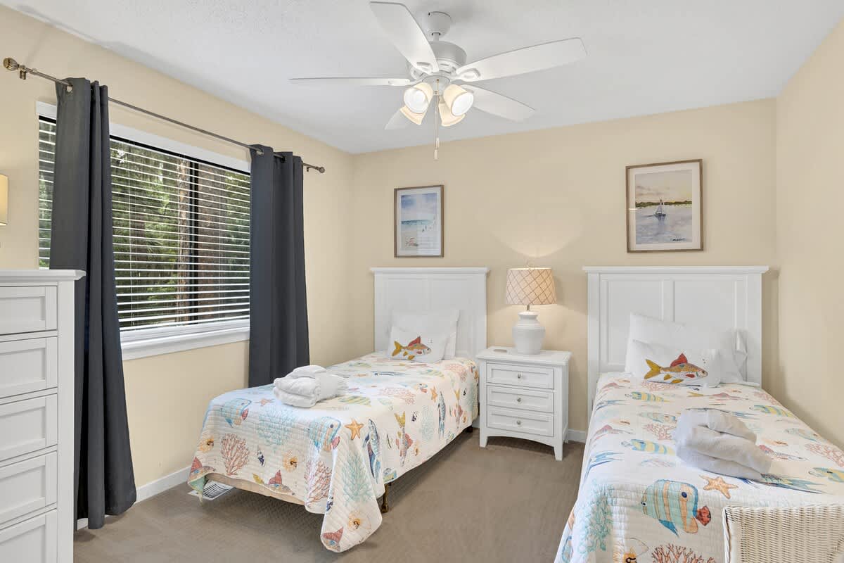 Guest Bedroom with Twin Beds 