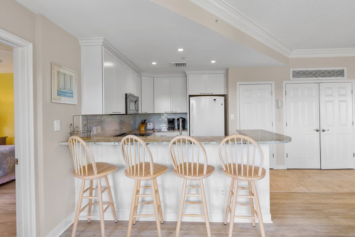 Kitchen and Breakfast Bar