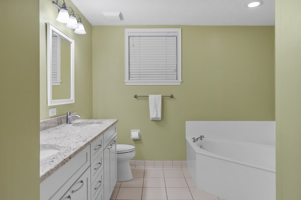 Double Queen Suite Bathroom