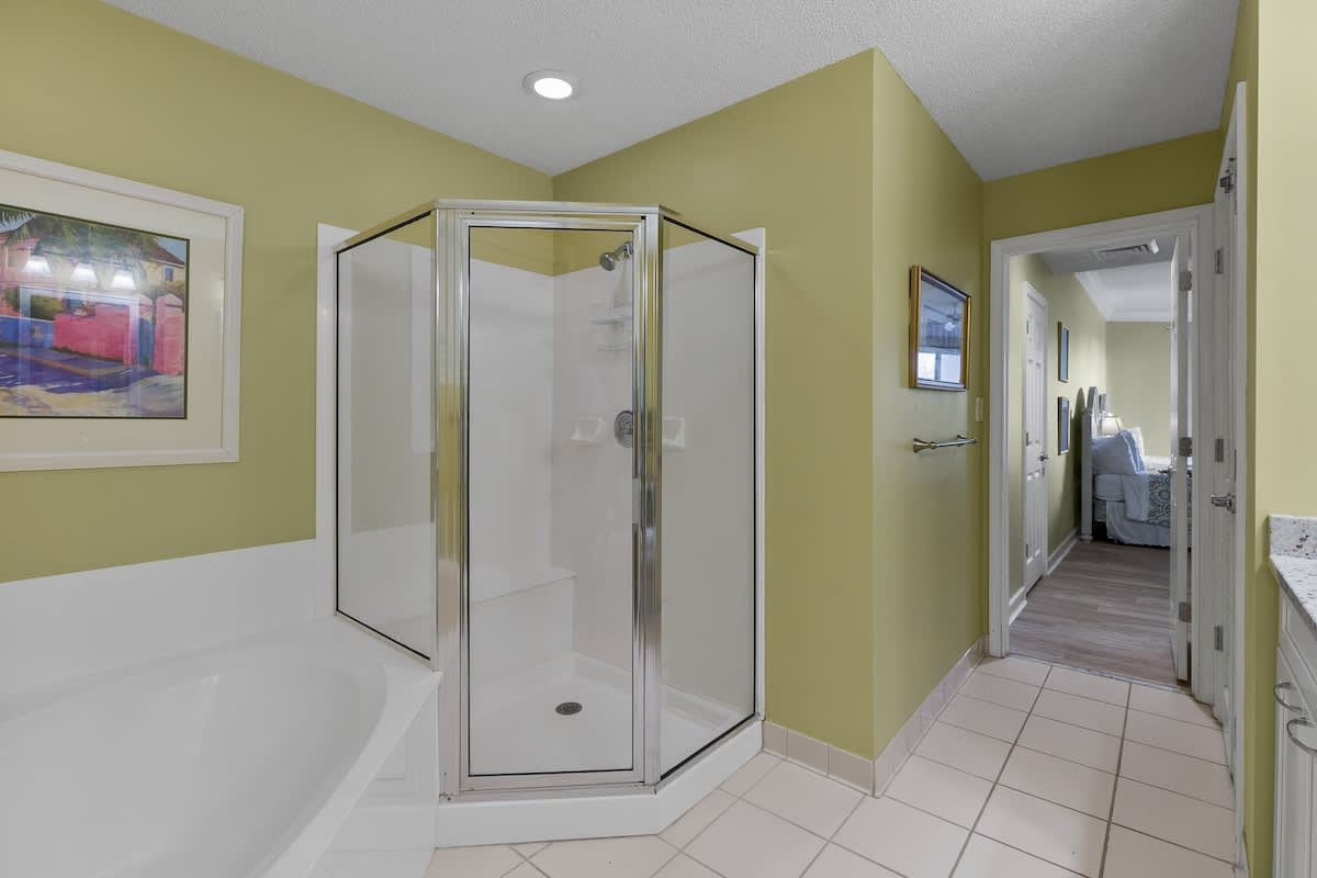 Double Queen Suite Bathroom